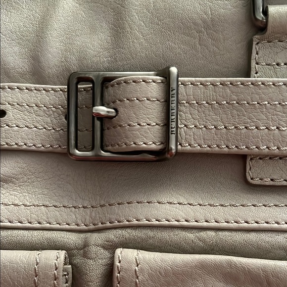 Burberry Cream Shoulder Bag with Structured Design and Silver Hardware - Picture 7 of 8